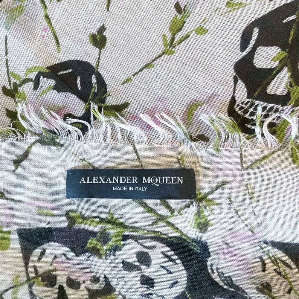 ALEXANDER MCQUEEN Classic Skull-Print Frayed Scarf - Picture 3 of 6